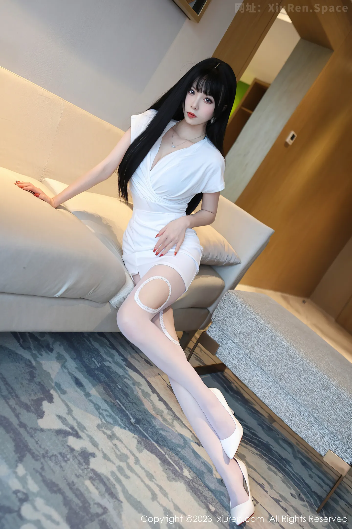 图片[6]-[XiuRen秀人网]2023.06.12 VOL.6897 江七七 白色礼服裙与青色蕾丝内衣加丝袜美腿性感私房写真集-秀人网官方网站